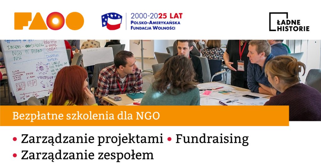 Grafika informacyjna o bezpłatnych szkoleniach dla NGO organizowanych przez Polsko-Amerykańską Fundację Wolności i fundację Ładne Historie. Tematy: zarządzanie projektami, fundraising, zarządzanie zespołem. W tle grupa osób siedzi przy stole i omawia materiały projektowe.